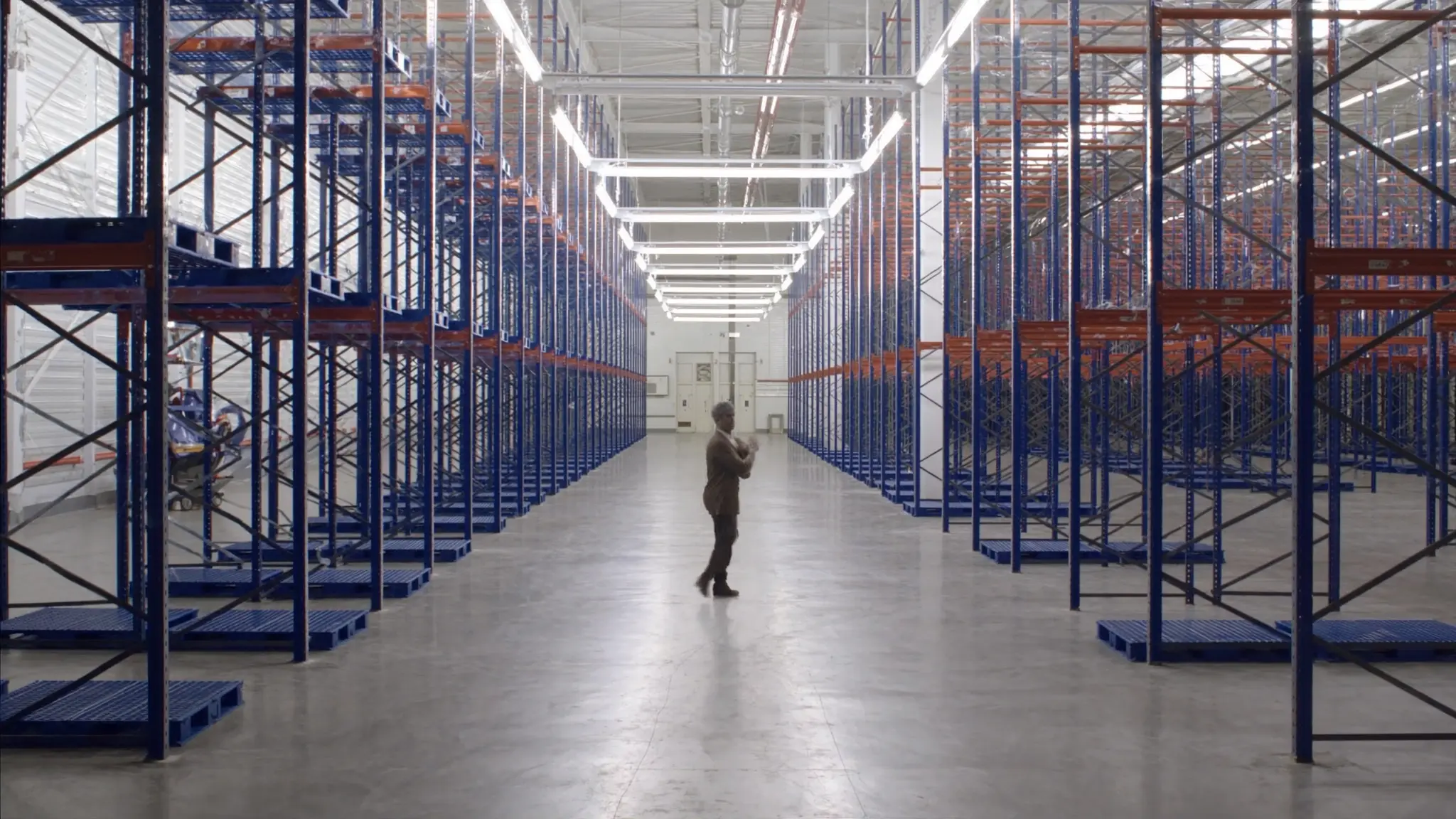 Almacén logístico con estanterías rack industriales